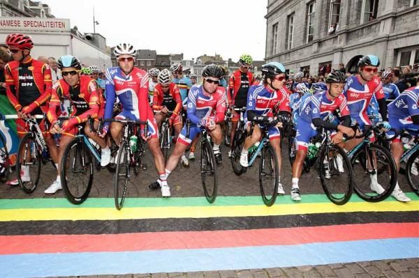 Great Britain take to the start line for the men's road race
