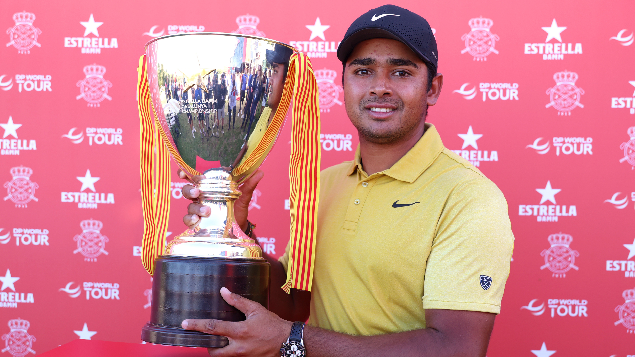 Yurav Premlall with the Estrella Damm Catalunya Championship trophy