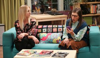 amy and penny on couch big bang theory