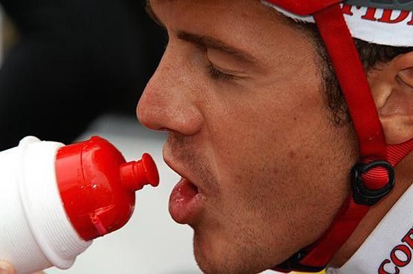 Water goes in mouth... Luis Perez (Cofidis) perfects the art of water squirting