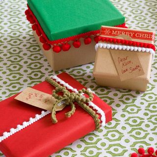gift wrap ideas with red and green coloured
