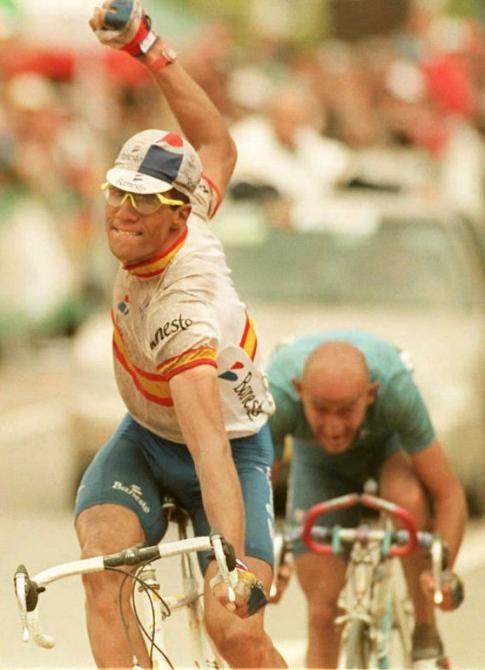 1995 Worlds: Miguel Indurain (Spain) oustprints Spinaci-wielding Marco Pantani (Italy) for the silver medal and a 1-2 Spanish finish behind Abraham Olano in Duitama, Colombia
