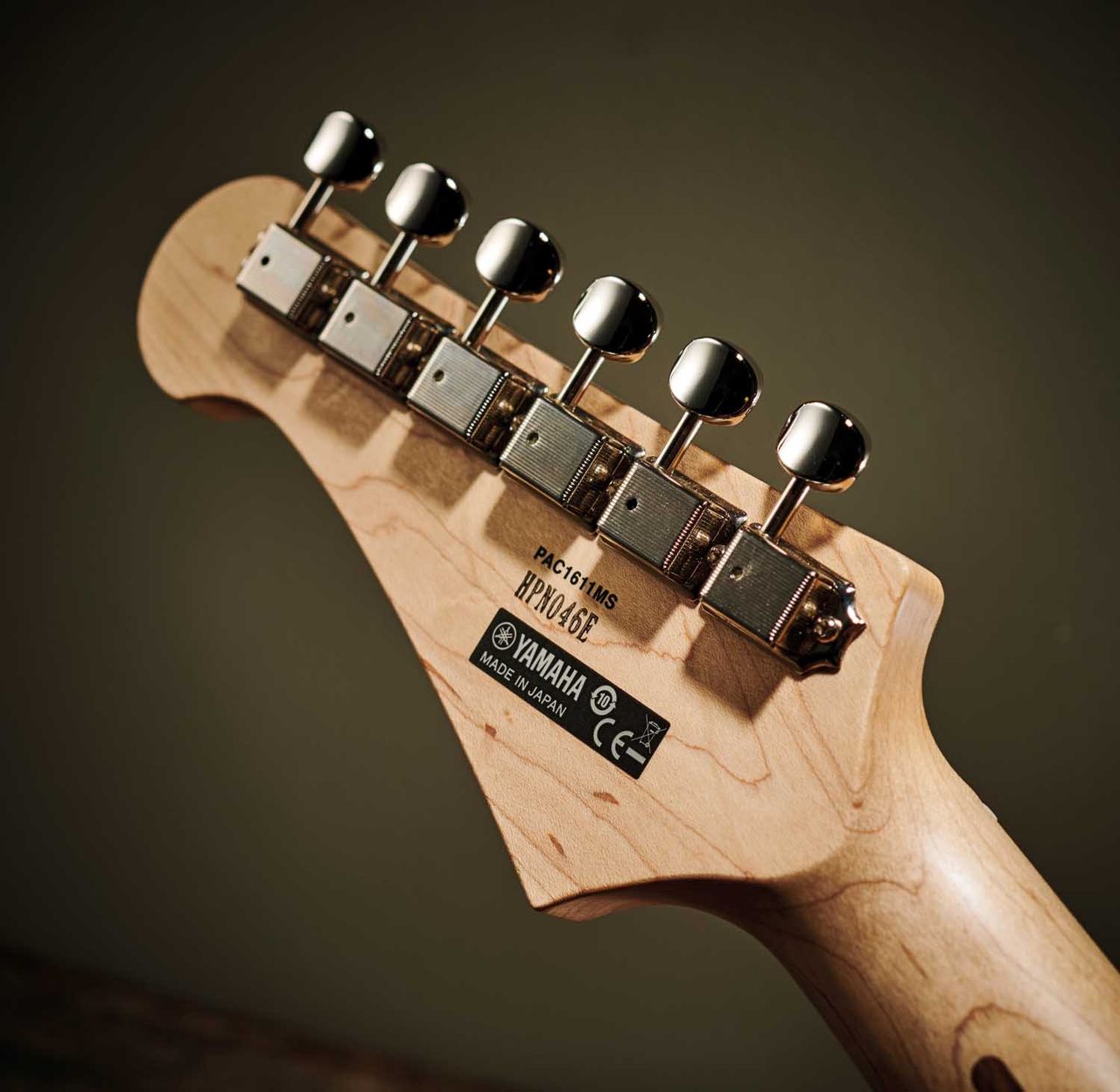 The chrome/nickelplated tuners retain the vintage style.