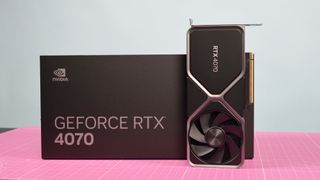Een Nvidia GeForce RTX 4070-GPU rechtop naast zijn verpakking