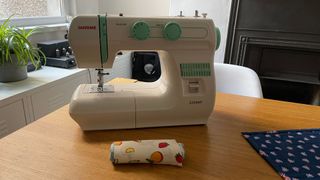 sewing machine review Janome 2200XT: a photo of a sewing machine on a kitchen table