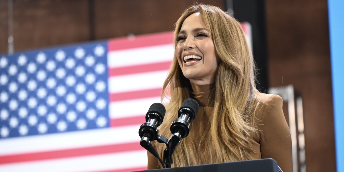 Jennifer Lopez s'habille en latte pour soutenir Kamala Harris dans une robe moulante marron