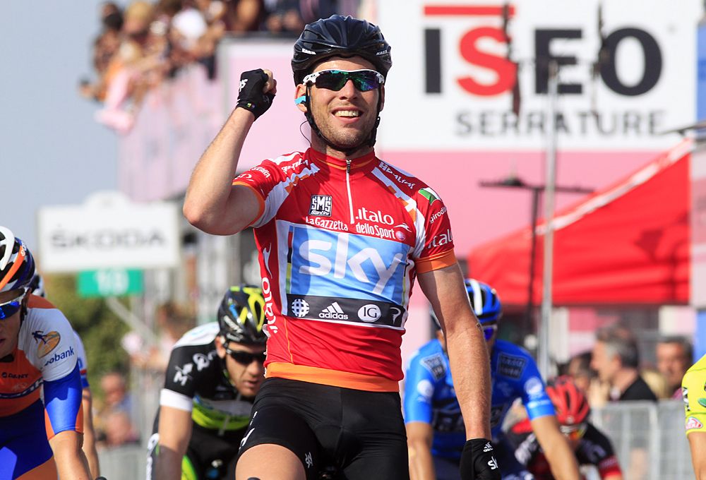 Britain's world champion Mark Cavendish (C) celebrates after crossing the finish line to win the 13th stage of the Giro d'Italia, a 121km ride from Savona to Cervere, on May 18, 2012 in Cervere