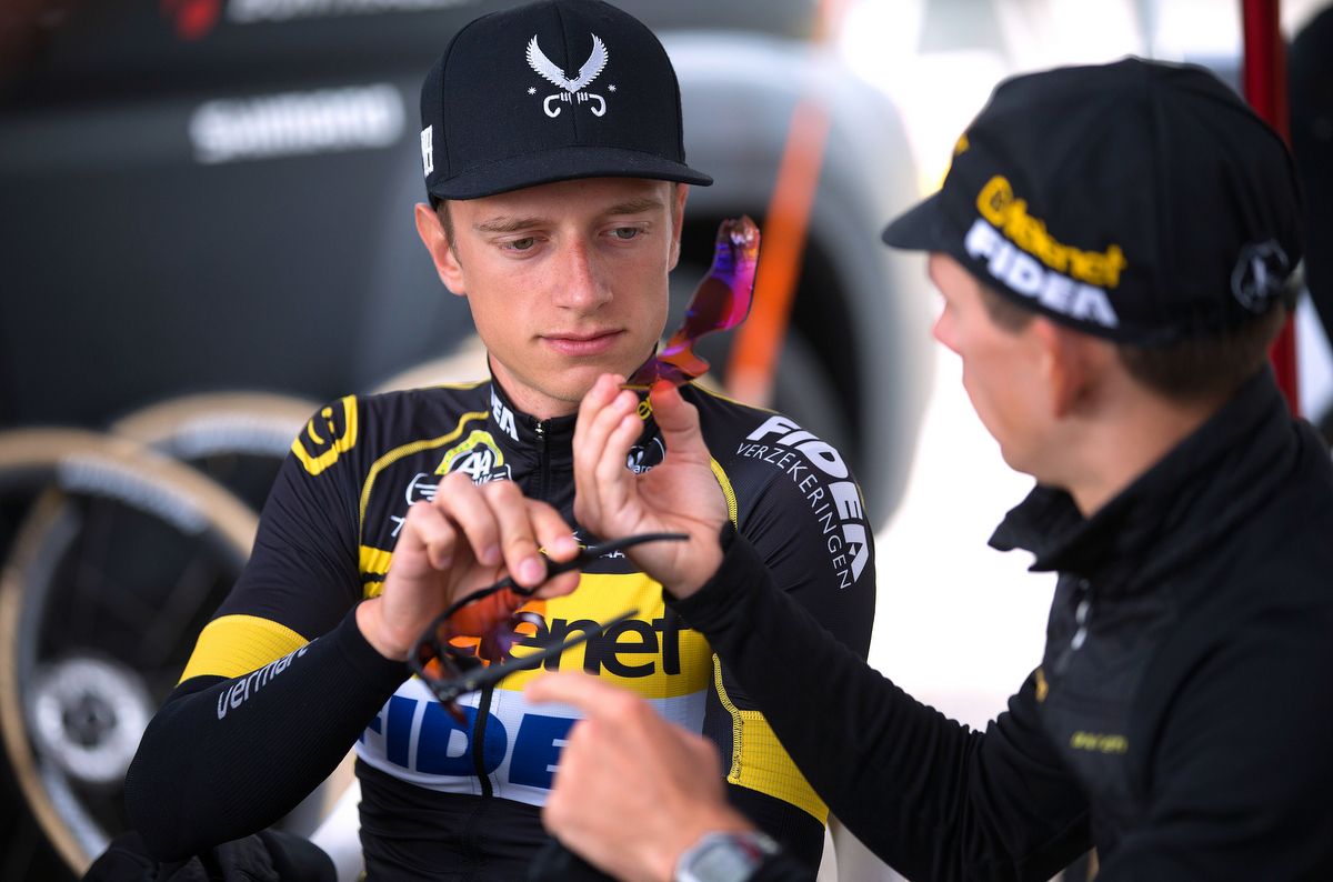 A lens change for Quinten Hermans (Telenet Fidea Lions) pre-race