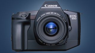 Canon EOS 650 -kamera sinistä taustaa vasten