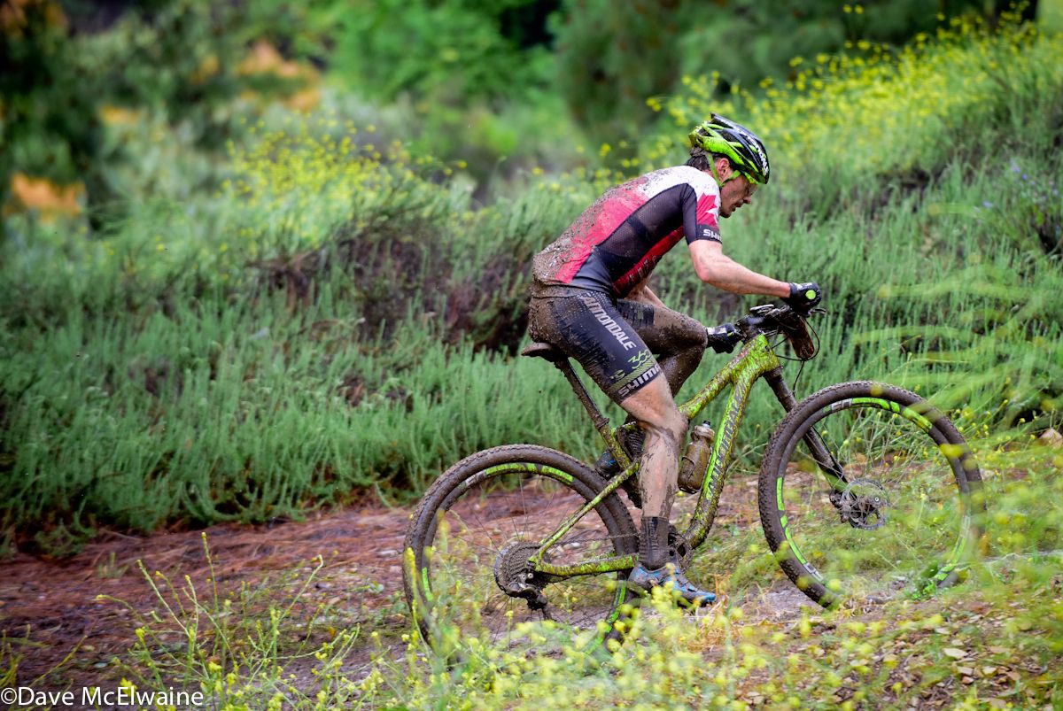 Raphael Gagne (Cannondale 360Fly) closing the gap to Simon Andreassen (Specialized) during lap four