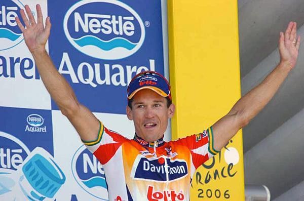 Robbie McEwen (Davitamon-Lotto) salutes the crowd