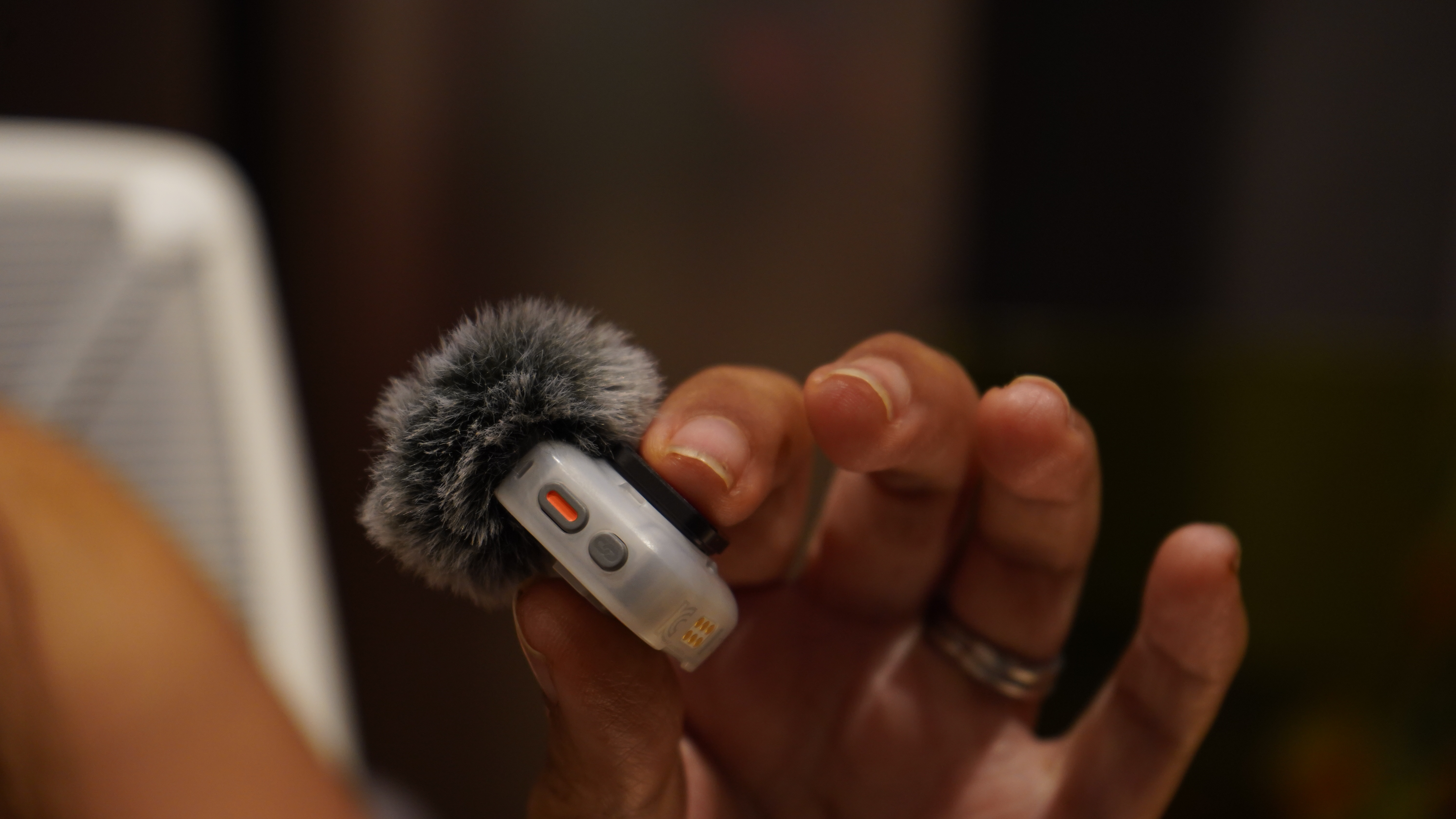 DJI Mic Mini 2S in hand