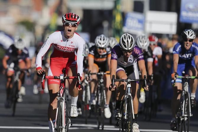 Kimberley Wells wins the Australian Criterium Championships in a photo-finish sprint to the line