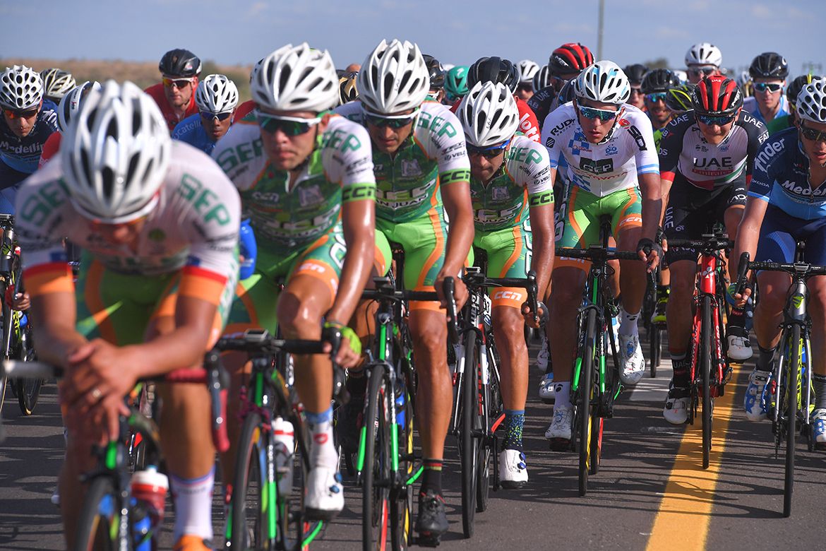S.E.P. de San Juan looking after race leader Gonzalo Najar during the stage