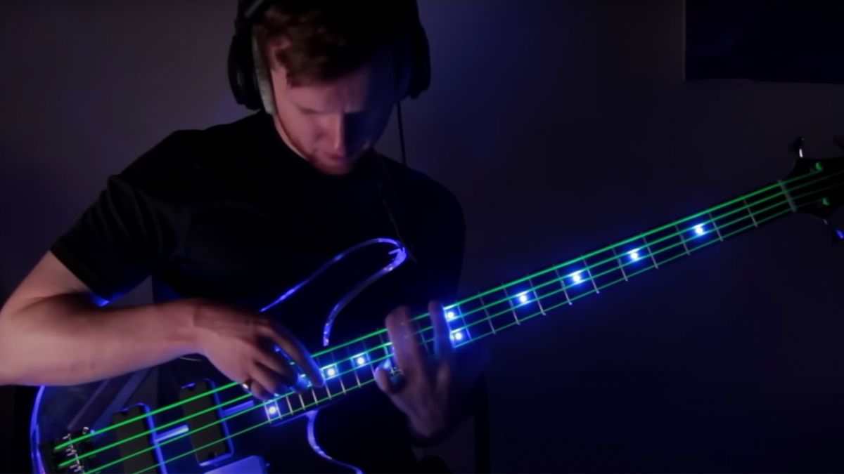 Charles Berthoud performs Muse&#039;s Hysteria on bass