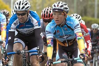 Ashley Baines (left) of Cycle City and Jayco/AIS's Adam Semple in the peloton during the thirty laps of an 850 metre circuit criterium.