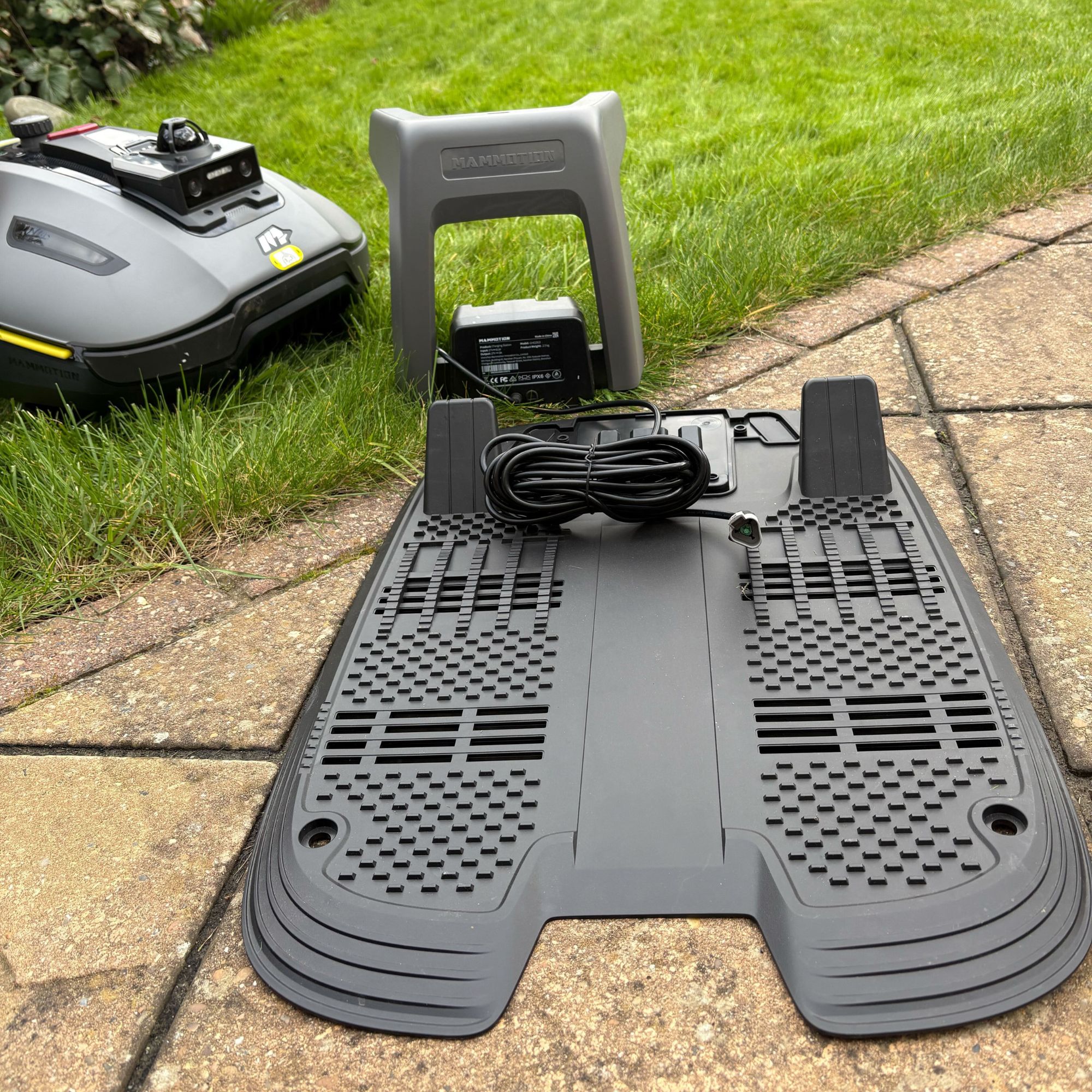 Mammotion YUKA Mini 2 1000 Robot Lawn Mower base station