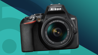 Paras digitaalinen järjestelmäkamera Nikon D3500 turkoosilla TechRadar-taustalla
