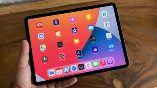 iPad-tabletti henkilön kädessä