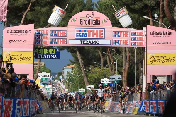 Mark Cavendish (HTC-Highroad) sprints to a win under the finish banner
