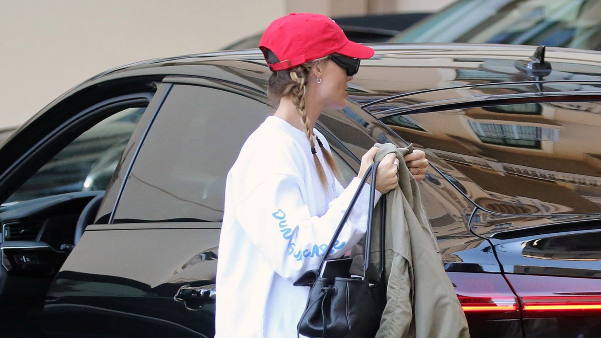 It's Impossible to Not Look Like a Cool Fashion Girl When Wearing These Elegant It Sneakers With Leggings