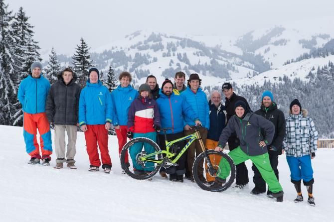The signing of the contract with the director of Gstaad Saanenland Tourism, Martin Bachofner and Team Manager Claudio Caluori took place right on Gstaad's ski slopes.