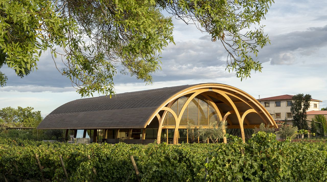 Bodegas Faustino Winery seen from the exterior with its rounded barrel roof extension, reinterprets the winery as a whole andcreates a stronger connection between theexisting cellars and the surrounding vineyard.