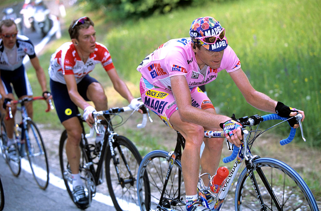 Cadel Evans wears the race-leader&#039;s jersey on stage sixteen of the 2002 Giro d&#039;Italia from Corvara to Folgaria. (Photo by Graham Watson/Getty Images)