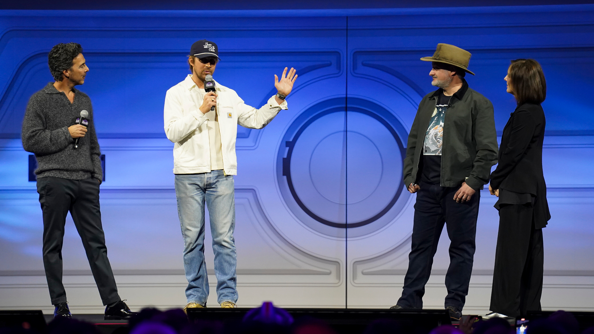 TÓQUIO, JAPÃO - 18 DE ABRIL: Sean Levy, Ryan Gocilin, Dave Filoni e Kathleen Kennedy aparecem em The Mandalorian e The Mandalorian. Grogu no palco durante o primeiro dia da Star Wars Celebration Japan em 18 de abril de 2025 em Chiba, Japão. (Foto de Christopher Chu/DisneyGetty Images)