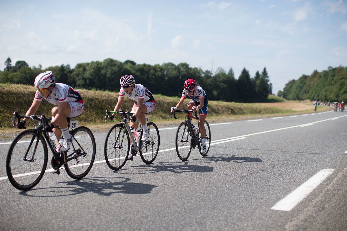 A small group of riders tries to reconnect with the main peloton in the third lap of the 121.5 km road race of the UCI Women's World Tour's 2016 Grand Prix Plouay
