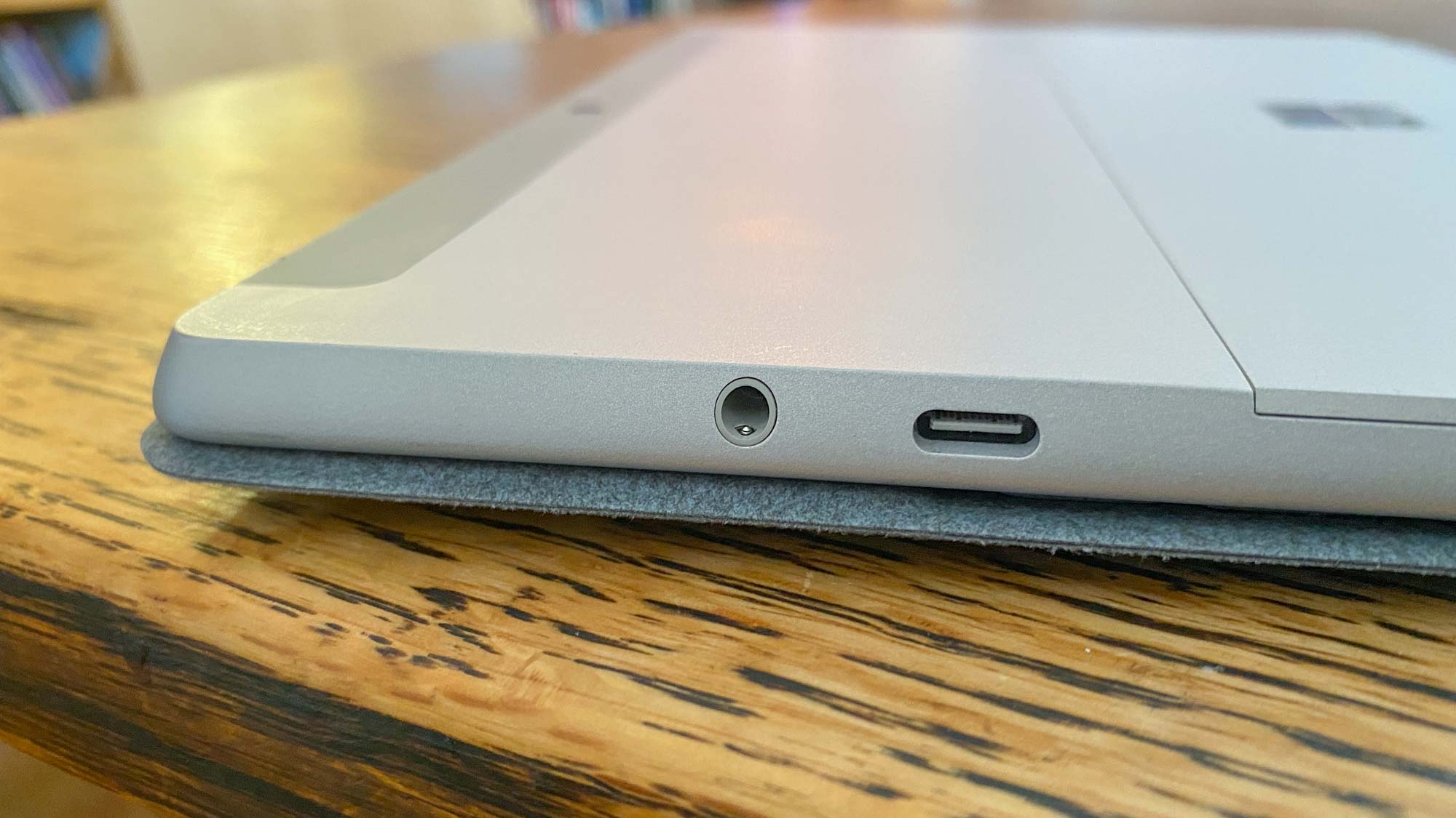 surface go 2 vs ipad: Surface Go 2's ports