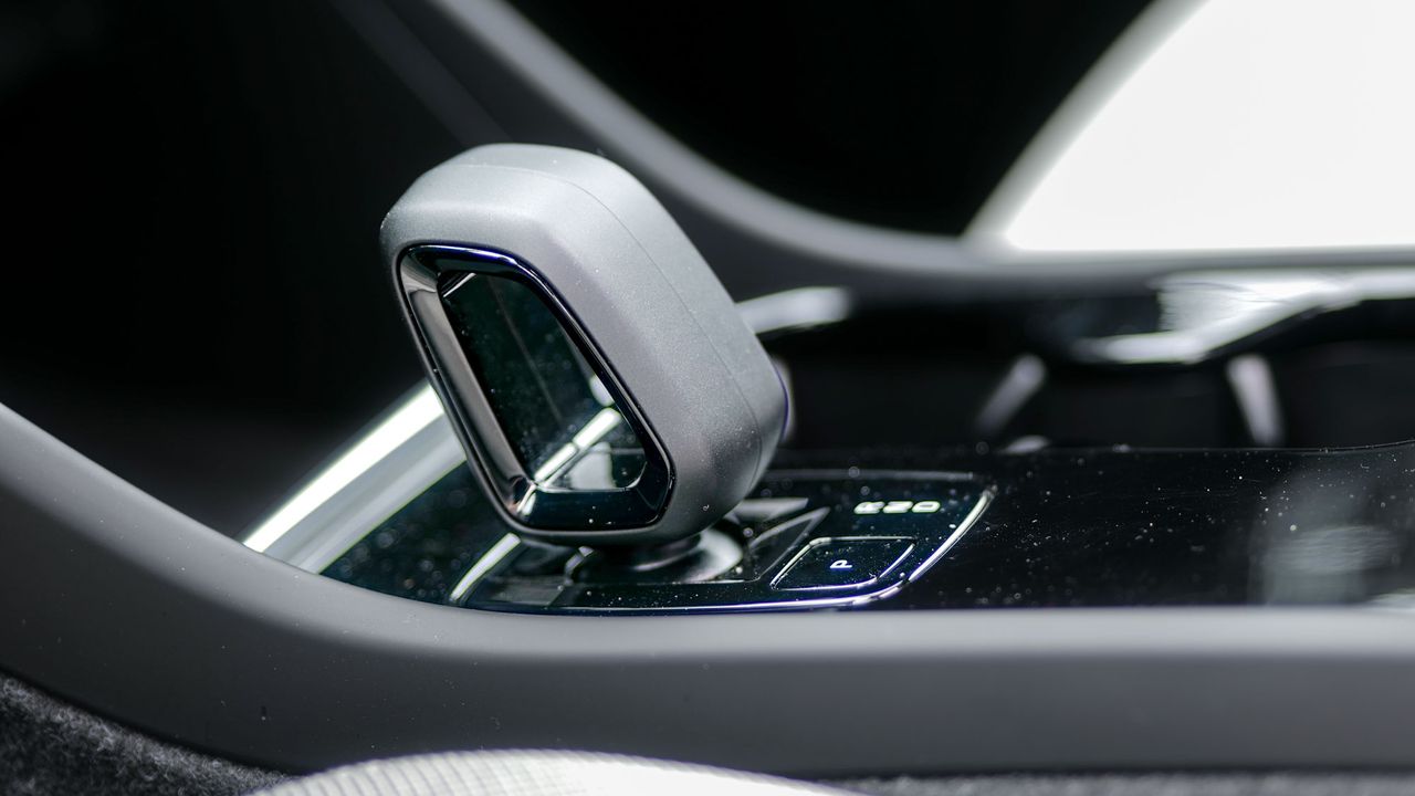 2025 Volvo EX40 Ultra Twin Motor test drive review.