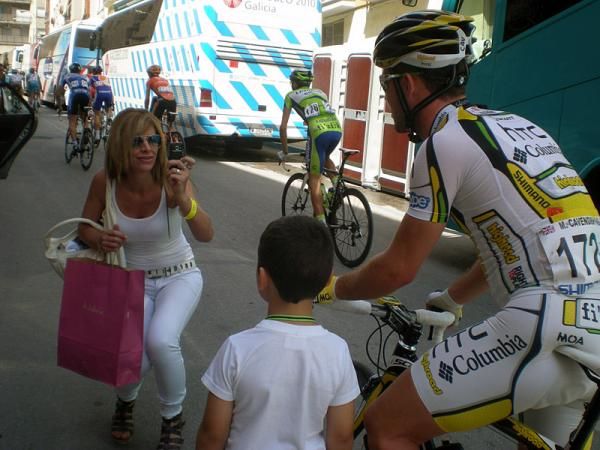 Mark Cavendish poses for a photo with a young fan.