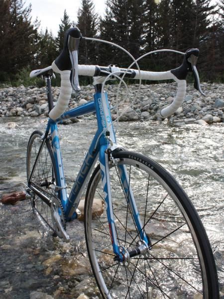 The Ion also uses the FCC front end design, including the E2 tapered head tube and steerer, widely spaced fork blades and custom FCC front hub.