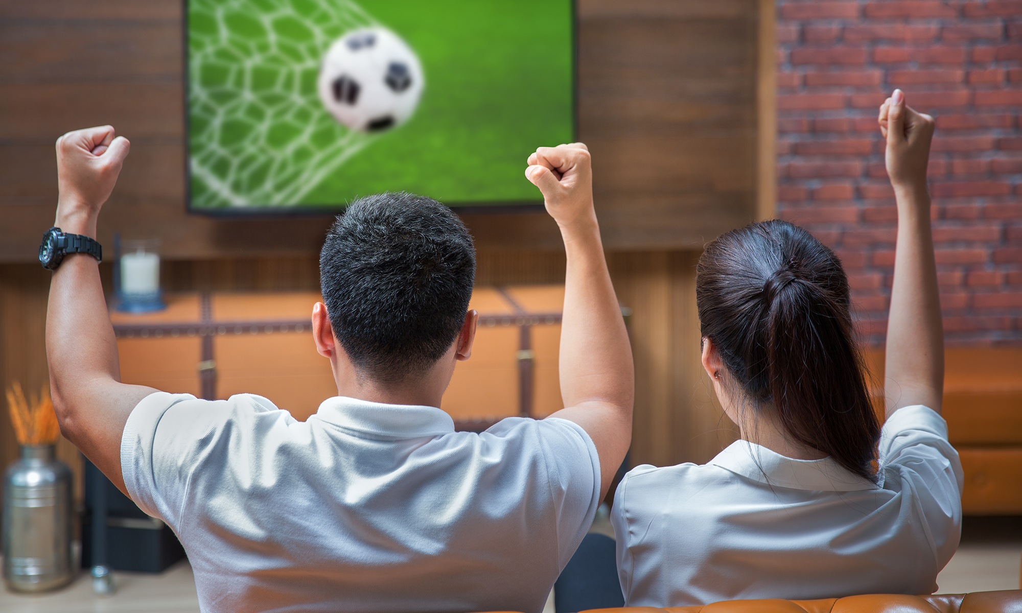 Sport do you watch on tv. Футбол по телевизору. Фотостоки футбол. Телевизор футбол. Парни смотрят футбол.