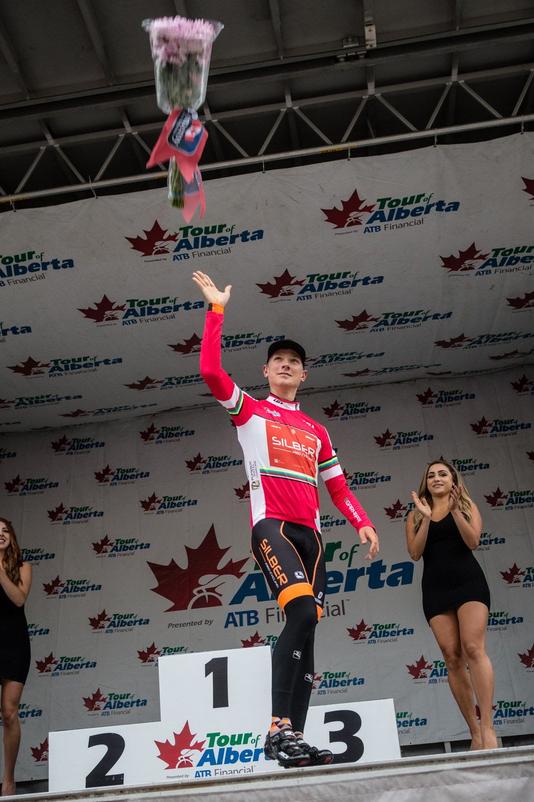 Alex Cataford (Silber) throws flowers to the crowd after receiving the Best Canadian jersey