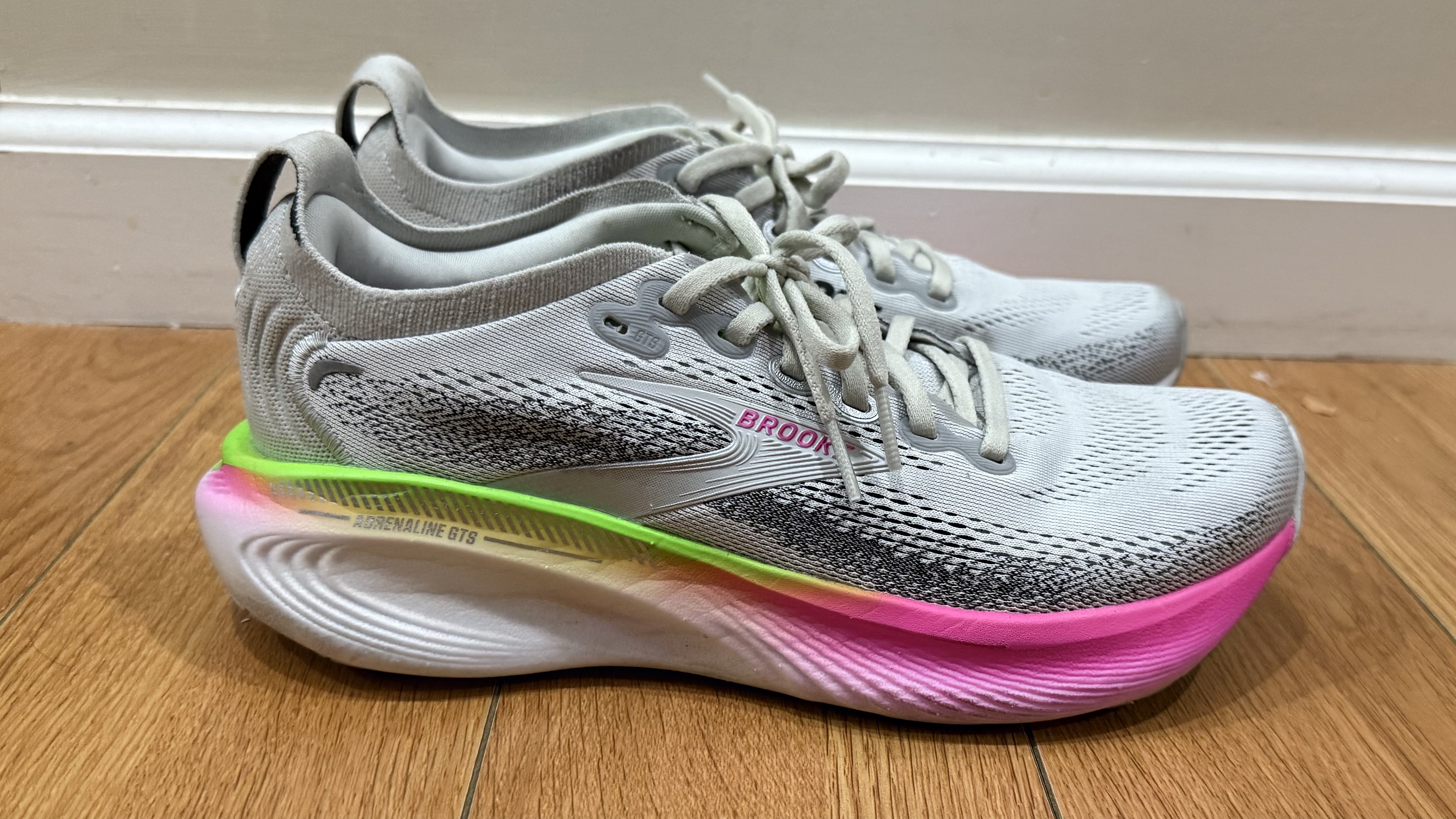 Brooks Adrenaline GTS 25 presented on a wooden floor