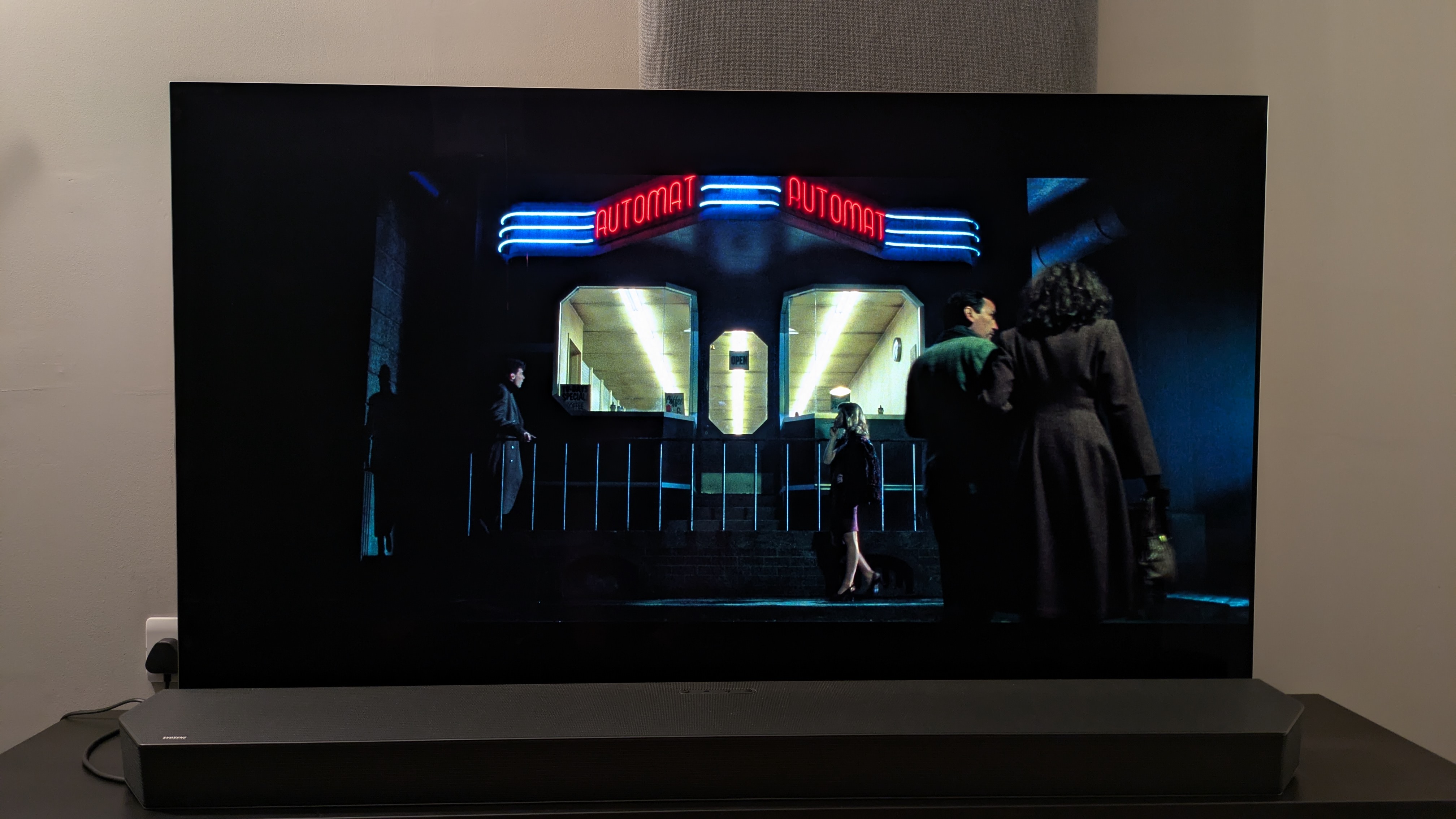 Dark City 4K Blu-ray automat scene on LG G5