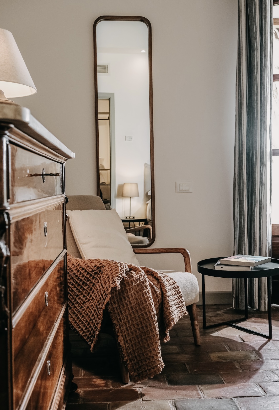 A modern farmhouse immersed in the goldeny vegetation of Sicily at the peak of summer pairs sprawling vegetation with a rustic-chic interior look.