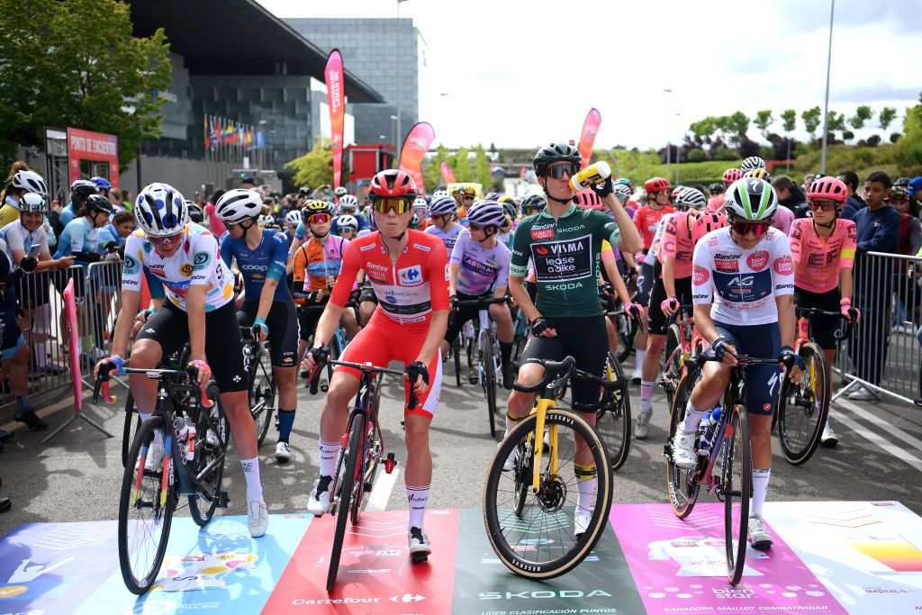 The La Vuelta Femenina started at the Movistar Madrid headquaters