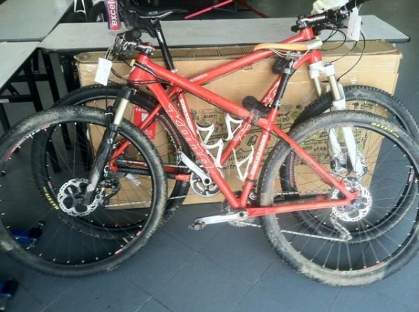 Kona's Kris Sneddon and Cory Wallace are also on 29er bikes