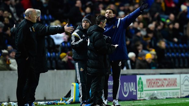 Hull manager Steve Bruce argues during the Barclays Premier League match between Hull City and Sunderland 