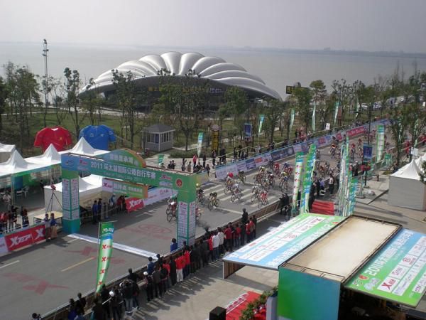 The peloton sprints to the finish of stage 3.