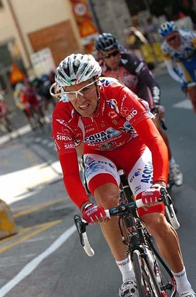 Stefano Garzelli (Acqua &amp; Sapone-Caff&egrave; Mokambo) shows the effort on the day in his face.