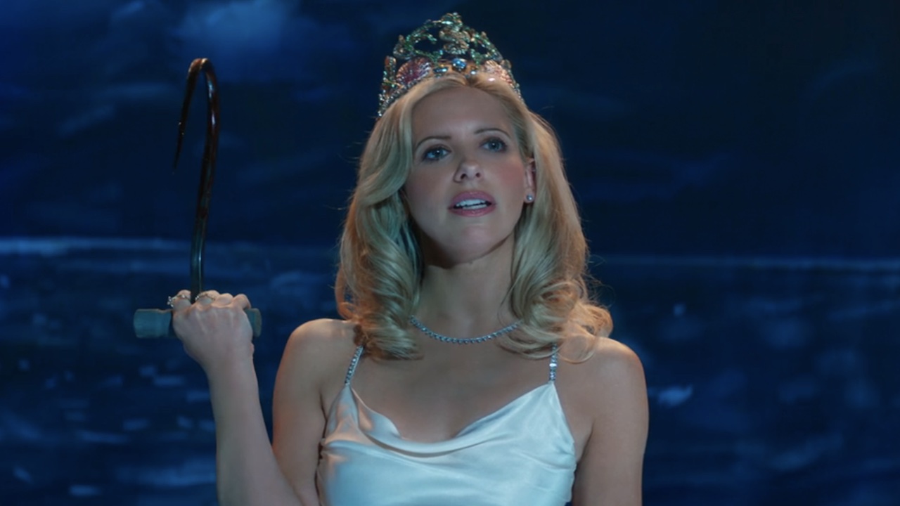 Sarah Michelle Gellar with a hook in I Know What You Did Last Summer's dream scene.