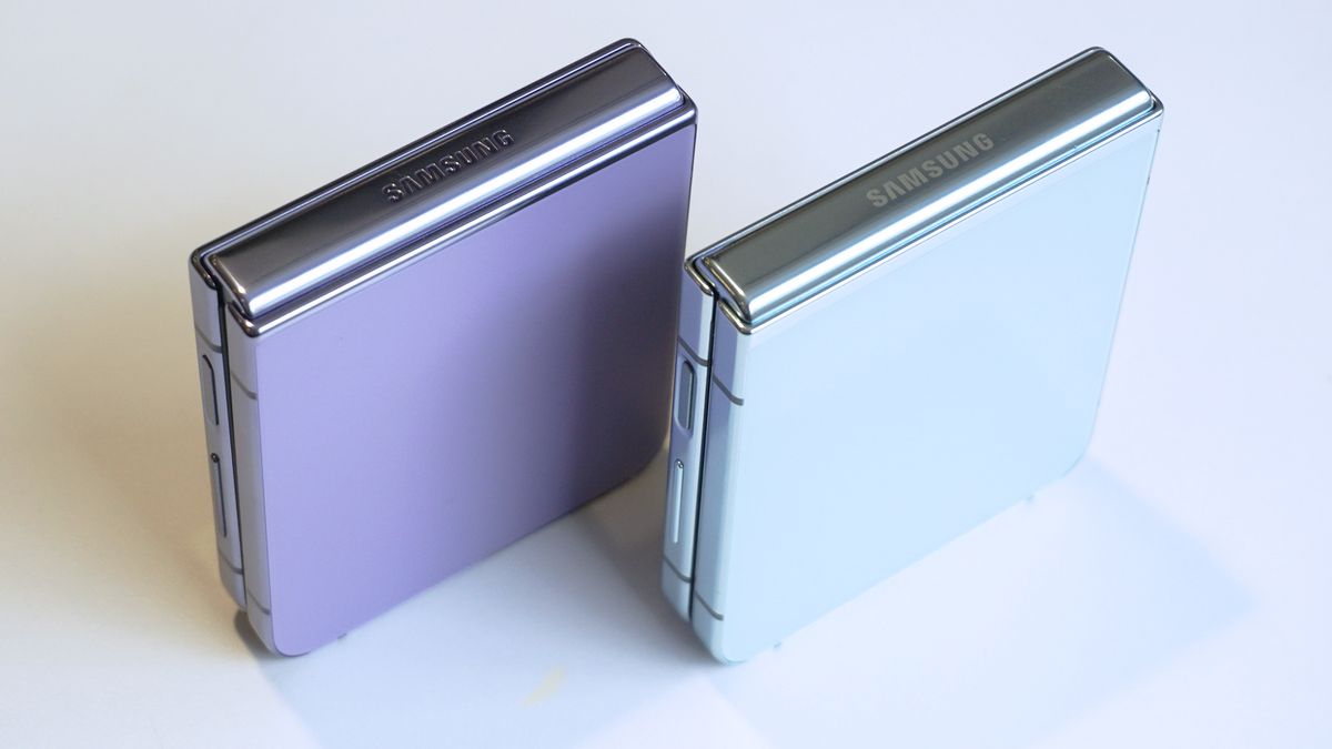 Samsung Galaxy Z Flip 4 vs Samsung Galaxy Z Flip 5 hinge upright angled