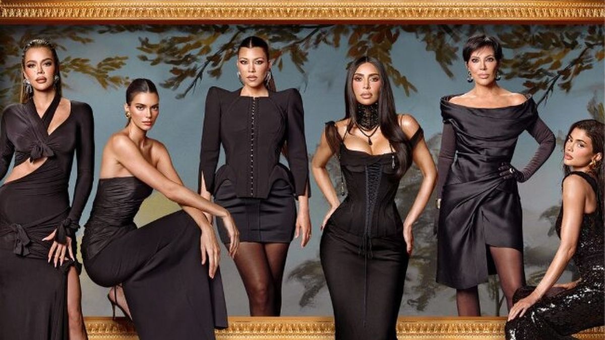 The Kardashian clan in a promotional image for The Kardashians season 6