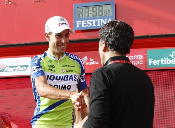 Miguel Indurain presented Nibali with the red jersey.