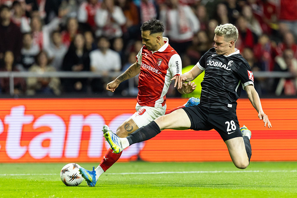 Rodrigo Zalazar and Matthias Ginter contest the ball during the UEFA Europa League 2025/26 semi-finals first leg match between SC Braga and SC Freiburg at the Braga Municipal Stadium in Braga, Portugal, on April 30, 2026. (Photo by Diego Maranhao/NurPhoto)