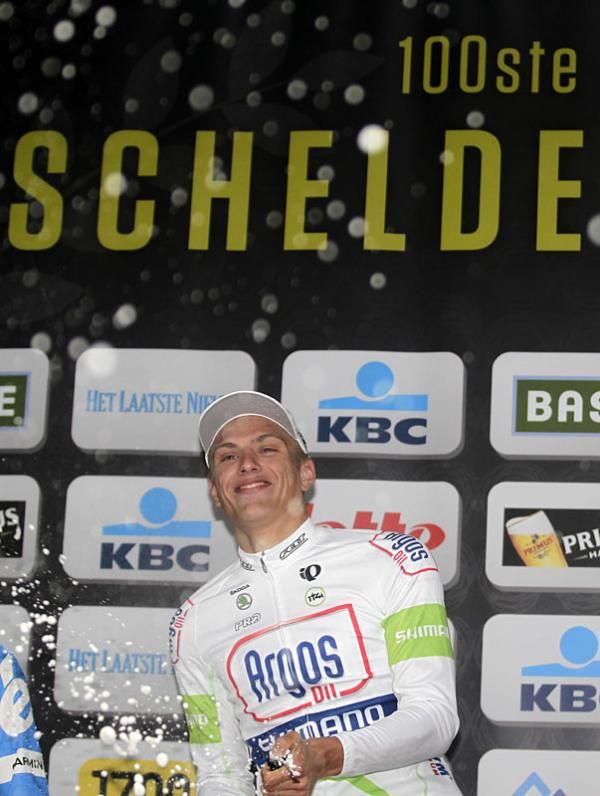 Marcel Kittel (Argos-Shimano) opens the champagne